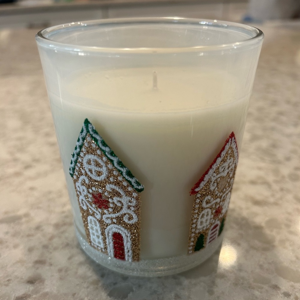 “New”Red Leaf Home Festive Gingerbread House Candle 11 oz